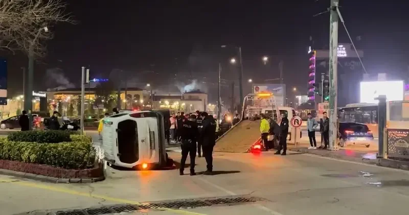 Gaziantep’te iki araç kafa kafaya çarpıştı: Üç kişi yaralandı Gündem Haberleri