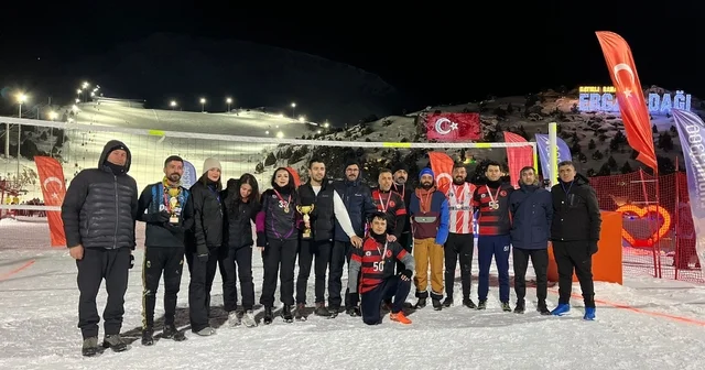 Ergan Dağı nda kurumlar arası kar voleybolu turnuvası tamamlandı Erzincan Haberleri