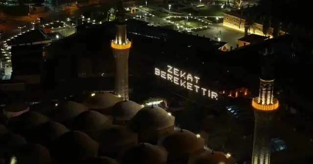 Ulu Cami’de mahya değişti: Tarihi caminin minareleri arasına zekat berekettir yazıldı VİDEO İZLE