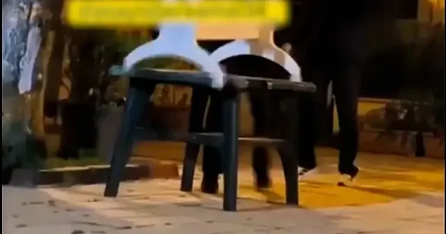 Küçükçekmece de bir grup genç cami avlusundaki masaları devirip kaçtı: O anlar kameraya yansıdı VİDEO İZLE