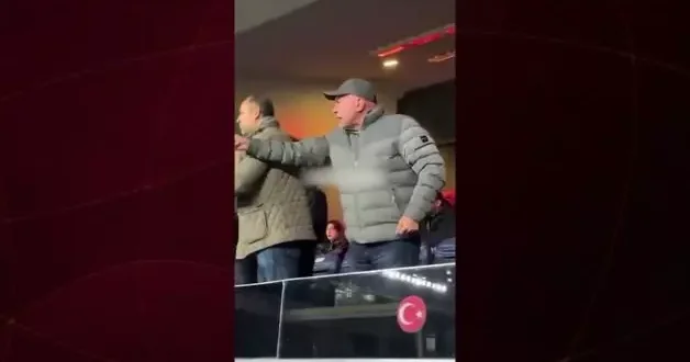 Gol sonrası protokol tribünü karıştı! Başkanı zor tuttular