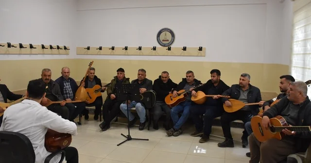 Çiftçiler müzik kursunda gitar ve bağlama öğreniyor Gaziantep Haberleri