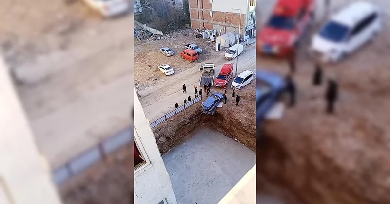 Otomobil, 4 metrelik inşaat temelinin kenarında asılı kaldı