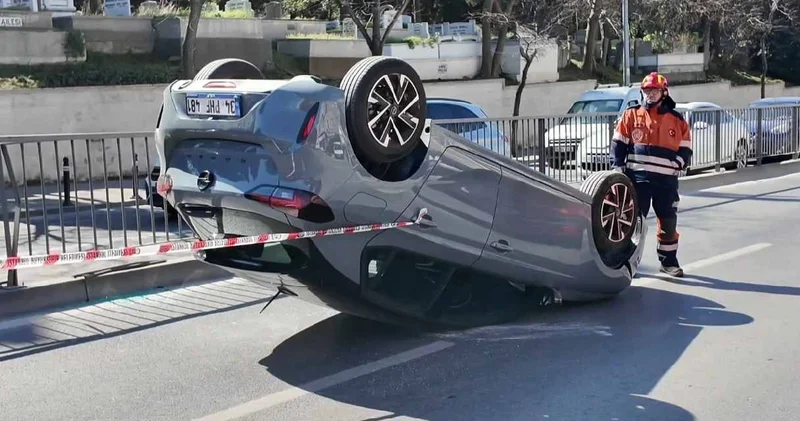 Bariyerlere çarpan otomobil takla attı: O anlar kamerada