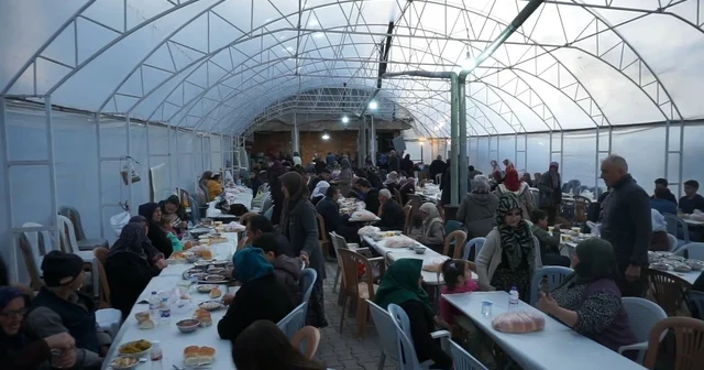 Bu köyde herkes aynı sofrada iftar yapıyor Yaşlı ve hastaların evlerine yemekler köy halkı tarafından ulaştırılıyor Köy halkı imece usulü hazırladıkları iftar sofralarında her akşam yaklaşık 250 300 kişiyi aynı sofrada buluşturuyor Burdur Haberleri