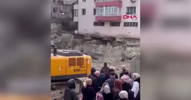 Bahçelievler’de kentsel dönüşüm bekleyen binanın temel kazısı komşu binaya zarar verdi