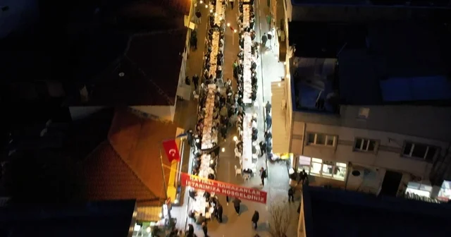 Yüzlerce metre uzayan sofrada 4 bin 500 kişi iftar yaptı Bursa Haberleri