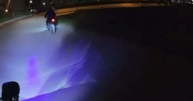 Adana da dur ihtarına uymayan motosiklet sürücüsüne 497 bin TL ceza Sürücünün nefes kesen kovalamaca anı kameraya yansıdı Adana Haberleri