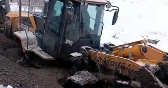 Bitlis te köy yolunu açmaya giden iş makinesi çamura saplandı Bitlis Haberleri