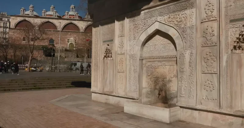 Tarihi Tophane Çeşmesi yangınla zarar gördü