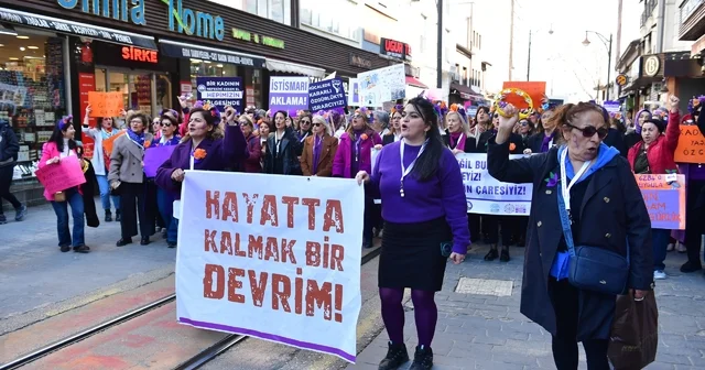 Bursalı Kadınlardan özgürlük ve eşitlik yürüyüşü Bursa da Kadınlardan 8 Mart ta güçlü mesaj: Mücadeleden vazgeçmeyeceğiz Bursa Haberleri