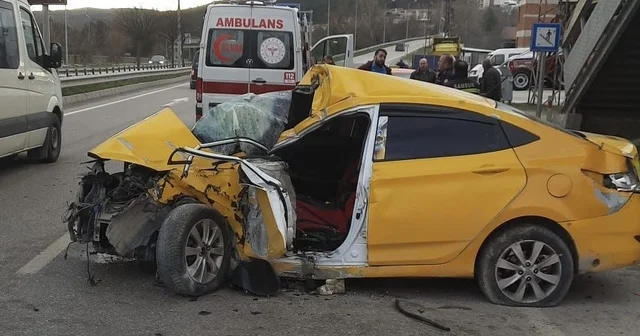 Üst geçit direğine çarpan otomobilin sürücüsü ağır yaralandı Samsun Haberleri