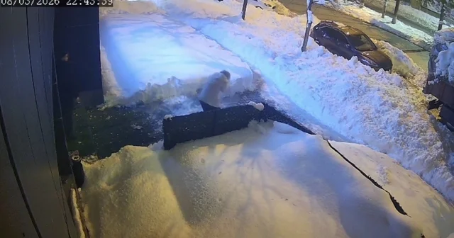 Çatıdan düşen kar kütlesi az daha can alıyordu Bitlis Haberleri