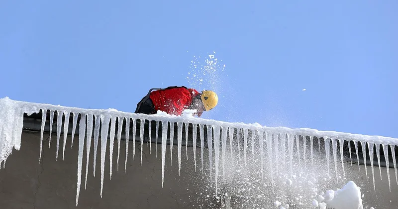 Çatılardaki sarkıtlara karşı buz timi iş başında