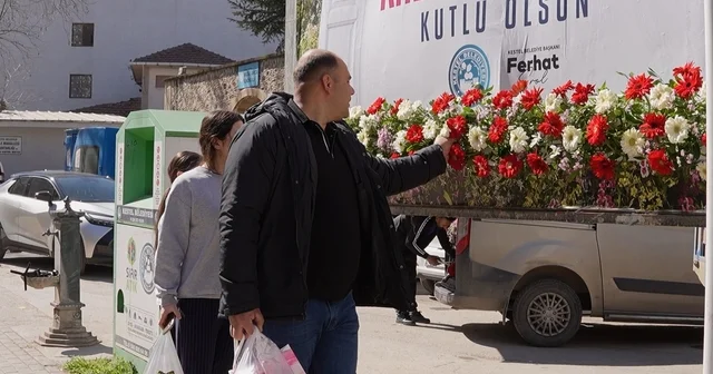 8 Mart ta Kestel çiçek açtı...Kadınlar için bilboardların altına çiçek bırakıldı Başkan Erol kadınlar için Kestel i çiçeklerle donattı Bursa Haberleri