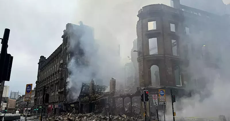 Glasgow daki tren istasyonunda çıkan yangın nedeniyle bir bina yıkıldı