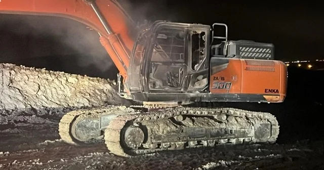 Batman Oymataş OSB şantiyesinde iş makinesi yakıldı Batman Haberleri