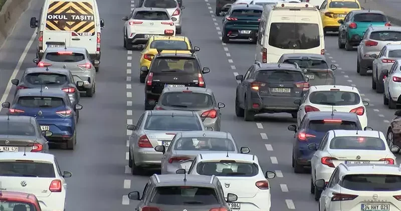 İstanbul da haftanın ilk iş gününde trafik yoğunluğu