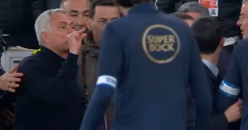 Mourinho derbide kırmızı kart gördü! Çılgına çeviren kelime ortaya çıktı Sözcü Gazetesi