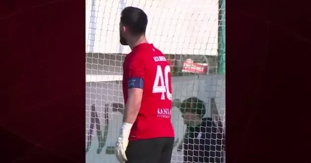 Çekya Ligi nde ilginç anlar! Kaleci topa öyle bir vurdu ki top civardaki evin balkonuna girdi