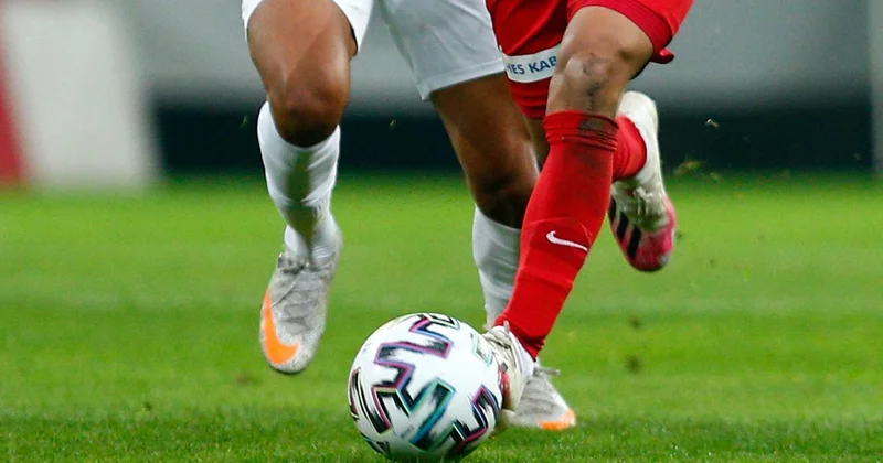 Maskeli taraftar maçta VAR monitörünün fişini çekti