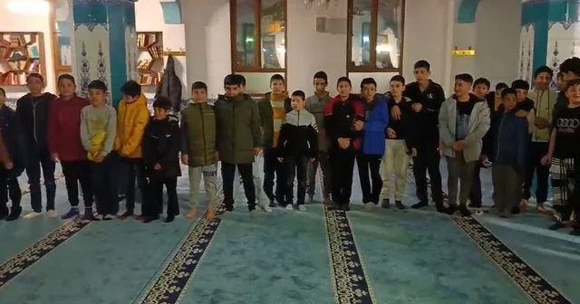 Çocuklar camide Kabe de hacılar hu der Allah ilahisini seslendirdi Gaziantep Haberleri