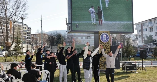 Kütahyalılar, Kütahyaspor un zaferini dev ekrandan izledi Kütahya Haberleri