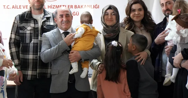 10 çocuk, koruyucu ailelerle sıcak yuvaya kavuştu Antalya Haberleri