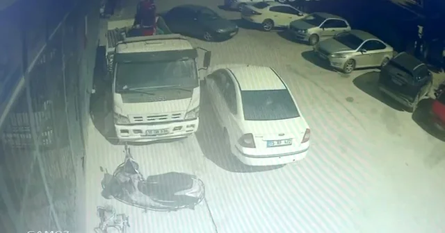 Otomobil, araca çarptı; tamirhaneye daldı; kaza kamerada Burdur Haberleri