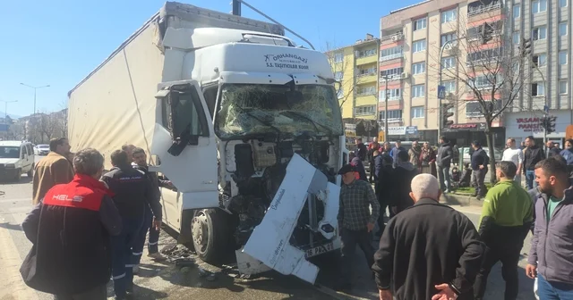 TIR, trafik ışıklarında motosiklet ile kamyona çarptı: 5 yaralı Bursa Haberleri