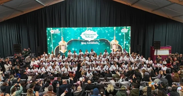 Kadınlardan ritim gösterisi Kadınlar darbukalarla ritim tuttu, Samsun Ramazan Sokağı coşkuyla doldu Samsun Haberleri