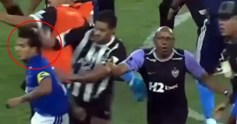 Derbi savaş alanına döndü! Rakibine yumruk attı