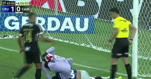 Brezilya derbisinde saha karıştı! Futbolcular tekmeli yumruklu kavga etti