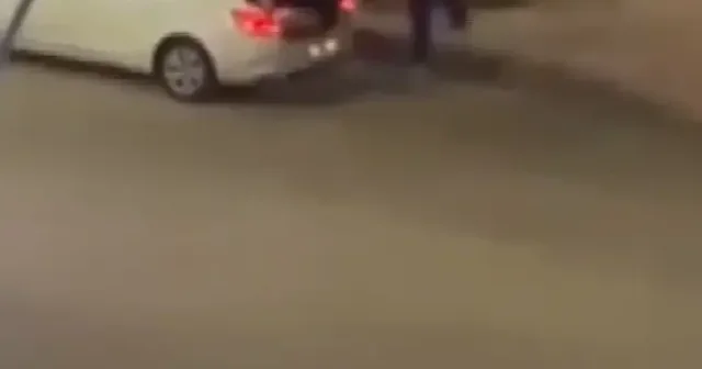 Belediyeye ait kaldırım taşlarını bagaja doldurup kaçtılar: O anlar kamerada VİDEO İZLE