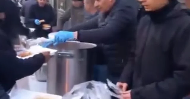 Mahalleli kendi imkanlarıyla bin kişiye iftar verdi Eskişehir Haberleri