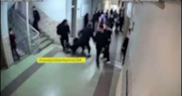 Konya da kardeşine hakaret edildiğini öne süren maganda okul basıp çocuk dövdü