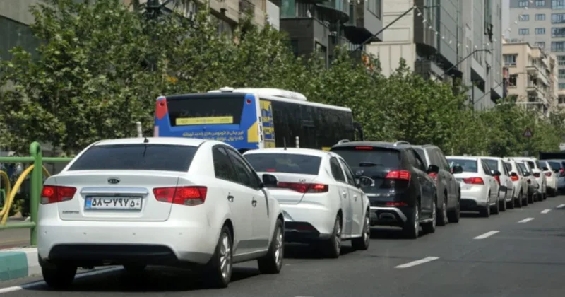 Petrol ülkesinde kilometrelerce benzin kuyrukları oluştu Sözcü Gazetesi
