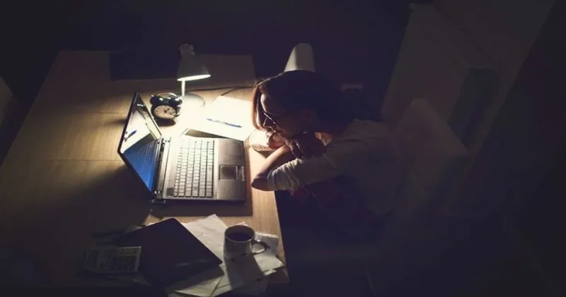 Sivilce sıkmaktan dizi izlemeye… Ömrümüzden çalan bu 8 rutinin farkında mısınız?