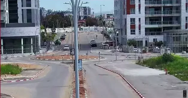 İsrail e düşen İran füzesi kameralara yansıdı