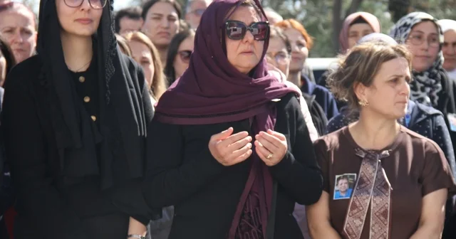 Kanser nedeniyle hayatını kaybeden çocuk doktoru için hastanede tören düzenlendi Antalya Haberleri