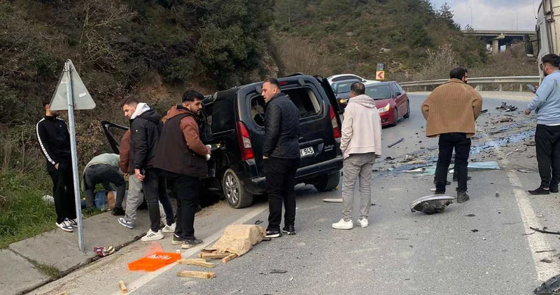 Hafriyat kamyonuyla kafa kafaya çarpışan aracın sürücüsü kurtarılamadı