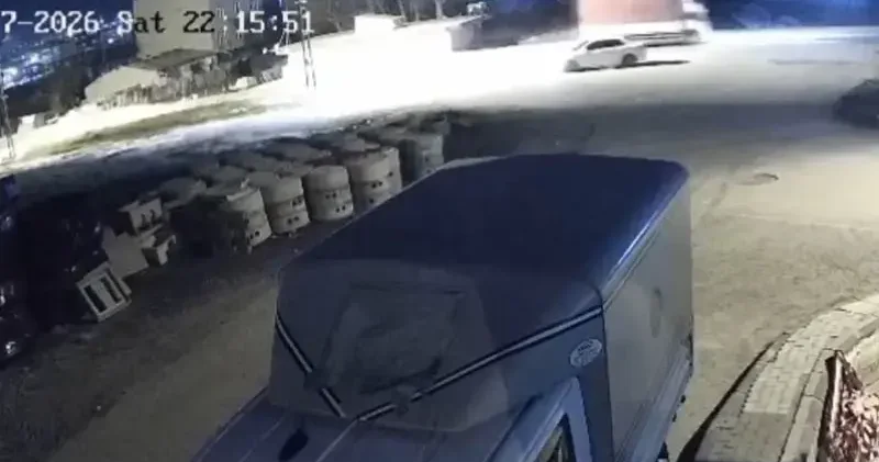 Arnavutköy’de çarptığı otomobil ters döndü; kamyonet şoförü kaçtı