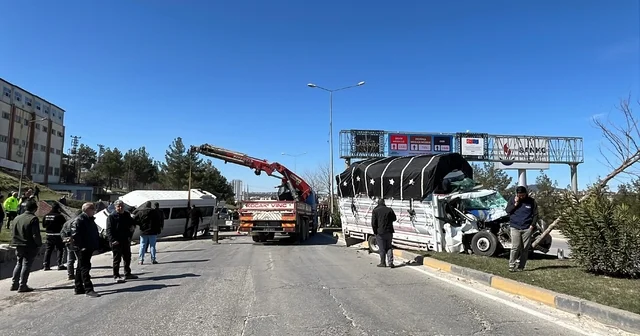 Gaziantep te kamyonet ile minibüs çarpıştı: 4 yaralı Gaziantep Haberleri