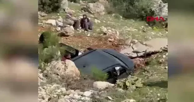 Antalya haberleri Antalya da otomobil şarampole düştü: 1 ölü, 3 yaralı 09 Nisan 2026