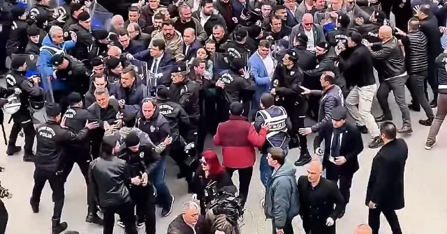Bursa da seçim sonucunu kabul etmeyen CHP liler görevini yapan polis memurlarına saldırdı VİDEO İZLE