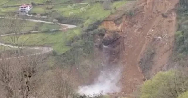 Rize’de korkutan anlar: Dev kaya yamaçtan kopup dereye yuvarlandı VİDEO İZLE