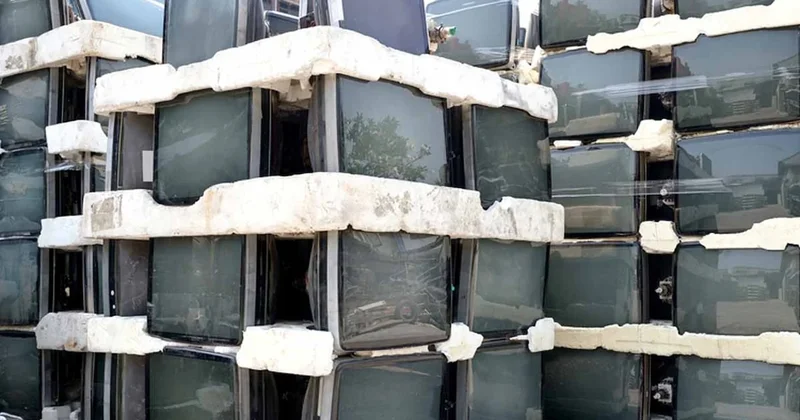 Üst üste yığılmış aynı marka 2200 bilgisayar bulundu: Bina çökecekti Sözcü Gazetesi