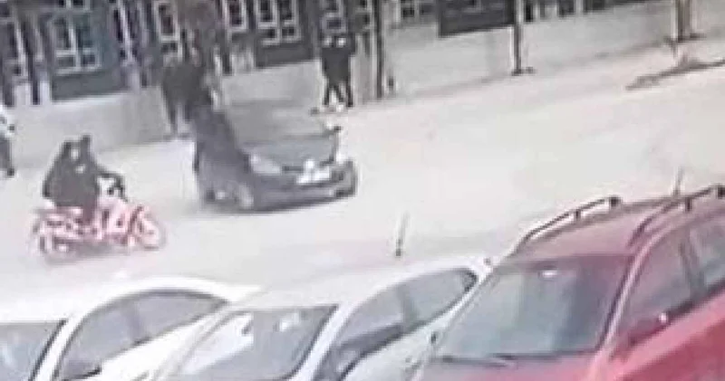 Otomobille motosiklet çarpıştı: Yaralılar var