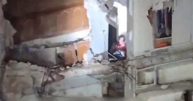 Lübnanlı kadın İsrail saldırısıyla yıkılan binanın enkazına sıkışıp hayatta kaldı: O anlar kamerada VİDEO İZLE