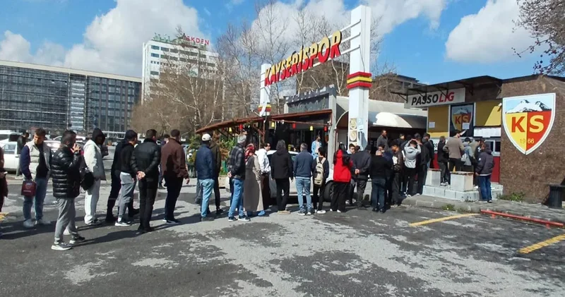 Kayseri nin her yerinde uzun kuyruklar oluştu